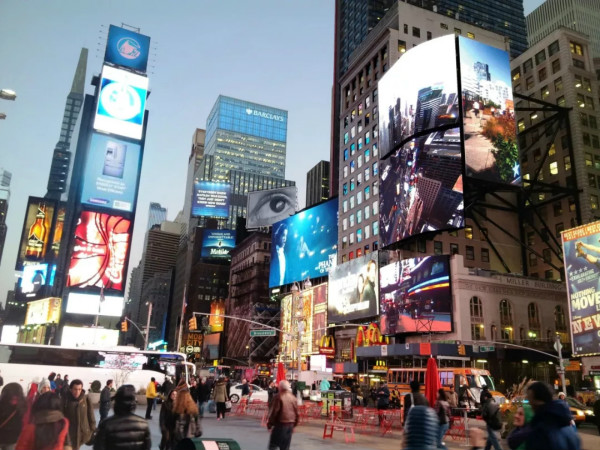 Broadway 1552號，800㎡顯示屏