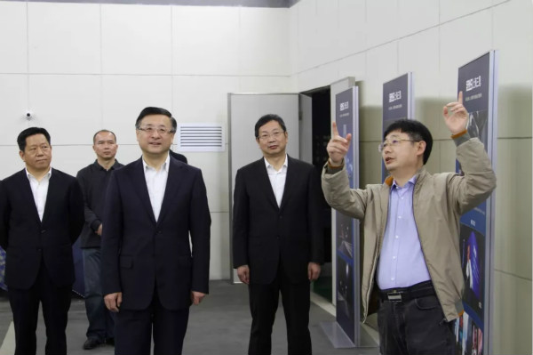 上海市委常委、市委政法委書記陳寅（中）、閔行區(qū)區(qū)委書記朱芝松（右二）、區(qū)委常委、政法委書記劉豫峰（左一）聽取上海三思總裁王鷹華（右一）介紹LED相關技術和產品