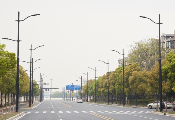 三思承建上海進(jìn)博會周邊聯(lián)虹路多桿合一