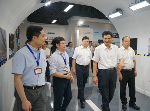 浙江省委常委、統(tǒng)戰(zhàn)部部長(zhǎng)熊建平（右二）、金華市委書(shū)記陳龍（中），浦江縣委書(shū)記程天云（右）
