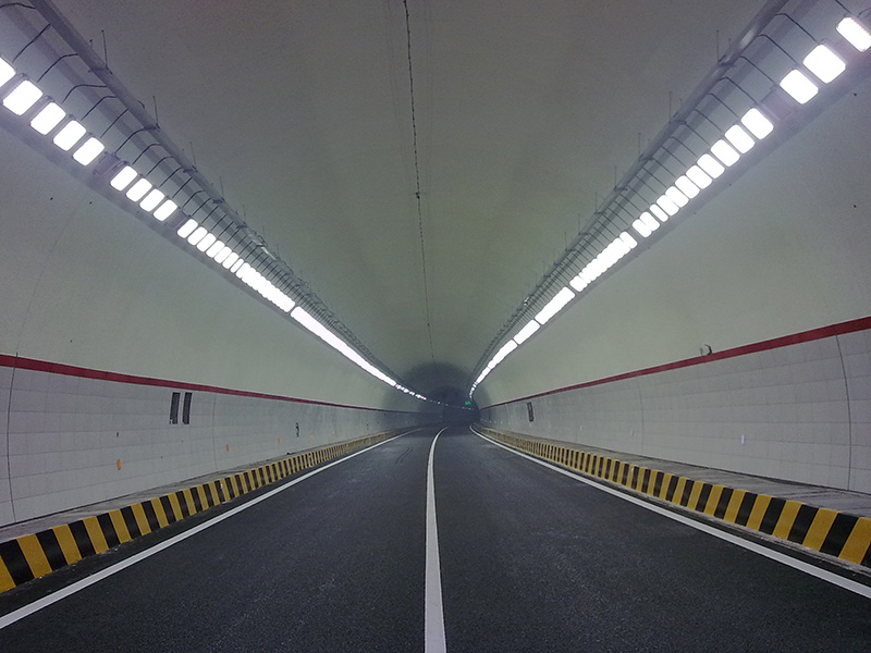 城市光明守護(hù)者,LED隧道燈,助力智慧交通建設(shè)