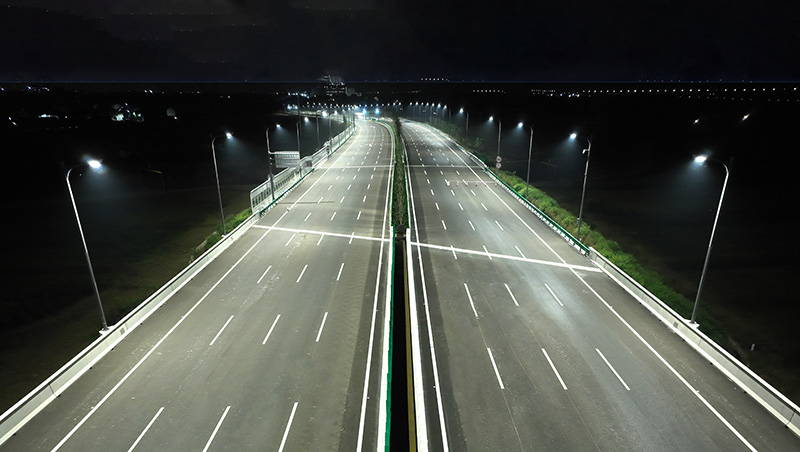 三思,LED路燈,以科技之光,點(diǎn)亮,智慧道路,行業(yè)新標(biāo)桿