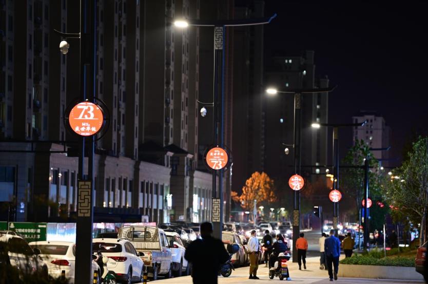 智慧路燈,可自動調(diào)節(jié)亮度,行人經(jīng)過時,自動增亮