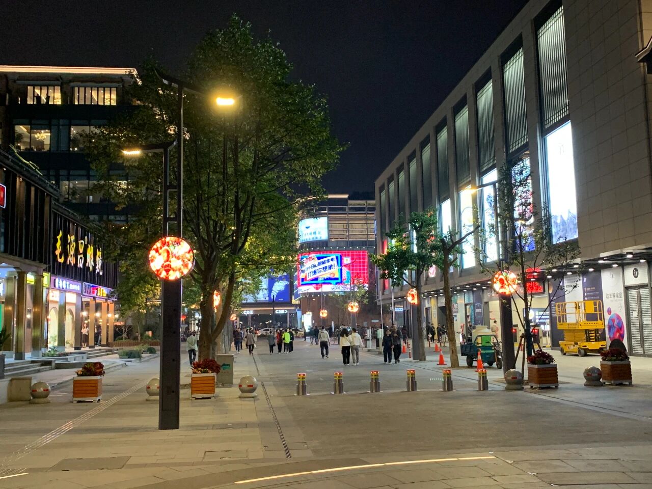 當(dāng)我們追光時(shí),也在追尋你,三思LED,照亮家國(guó),同慶之路